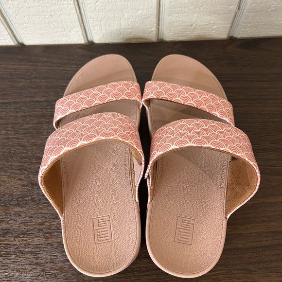 Fitflop Olive Wave Print Leather Slide Sandals, size 7. - Picture 3 of 6